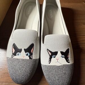 Vivaia Gray Embroidered Cat Design Women's Flats
NIB!!!